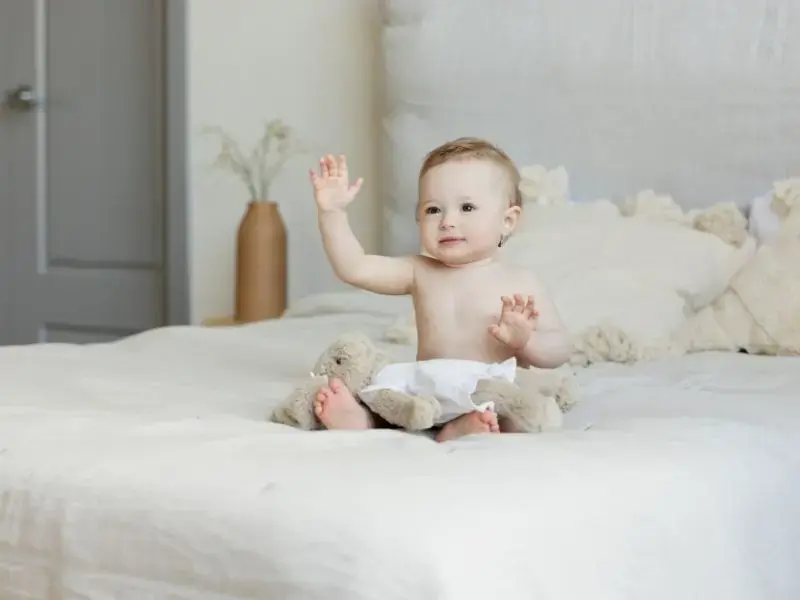 Bebekler Ne Zaman Alkışlamaya, El Sallamaya ve İşaret Etmeye Başlar?