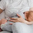 Bebeğin Tek Memeden Emmesi Bir Sorun Mu?